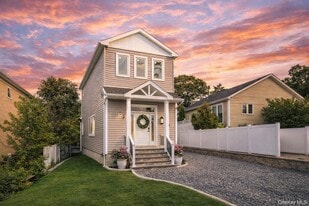 119 Whittier Dr in Kings Park, NY - Building Photo