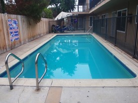 560 Hamilton St in Costa Mesa, CA - Building Photo