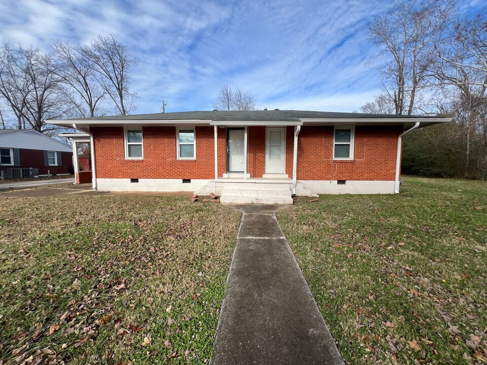 215 Hallbrook Dr in Clarksville, TN - Building Photo