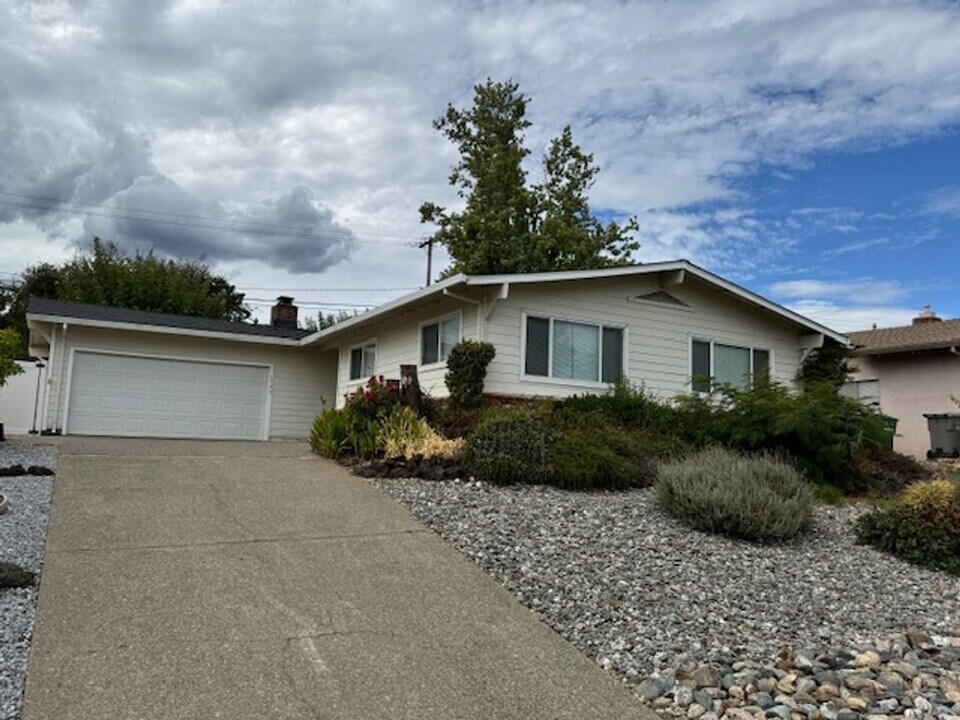 1740 Wisconsin Ave in Redding, CA - Building Photo