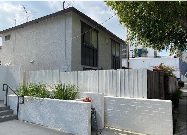 11120 Hartsook St in North Hollywood, CA - Building Photo