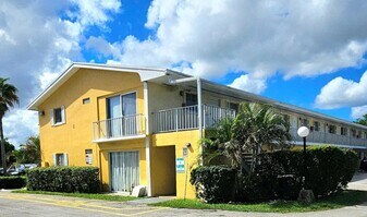1501 Crescent Cir, Unit E47 in West Palm Beach, FL - Building Photo