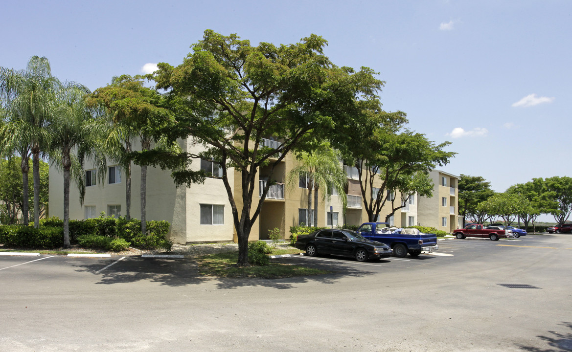 Homestead Colony Apartments in Homestead, FL - Building Photo