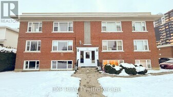 725 Melbourne Ave in Ottawa, ON - Building Photo