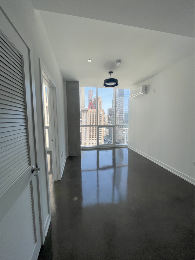 754 N Clark St, Unit 410 in Chicago, IL - Foto de edificio - Building Photo