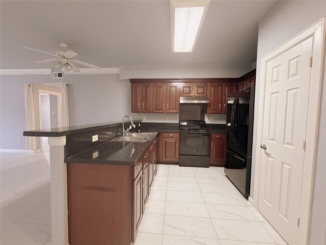 6611 W Sam Houston Pkwy S in Houston, TX - Building Photo - Building Photo