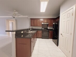 6611 W Sam Houston Pkwy S in Houston, TX - Building Photo - Building Photo