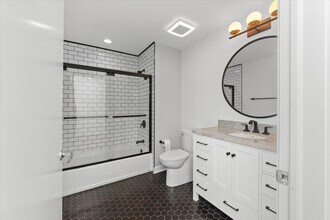 744 W Fullerton Ave, Unit 202 in Chicago, IL - Building Photo - Building Photo