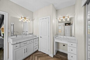 5702 W Vistaglen Loop in Houston, TX - Building Photo