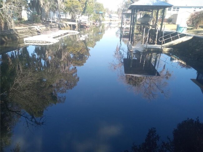 1701 NW 22nd St in Crystal River, FL - Building Photo - Building Photo