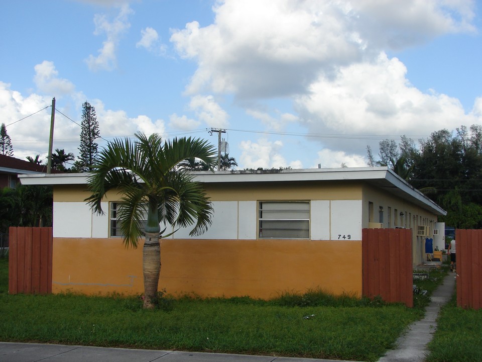 Spring Garden Apartments in Miami Springs, FL - Building Photo