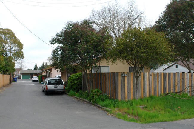 1437-1471 Rose Ave in Santa Rosa, CA - Foto de edificio - Building Photo