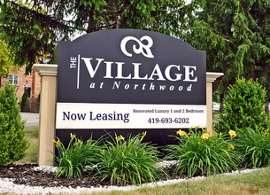 Village at Northwood in Northwood, OH - Foto de edificio - Building Photo