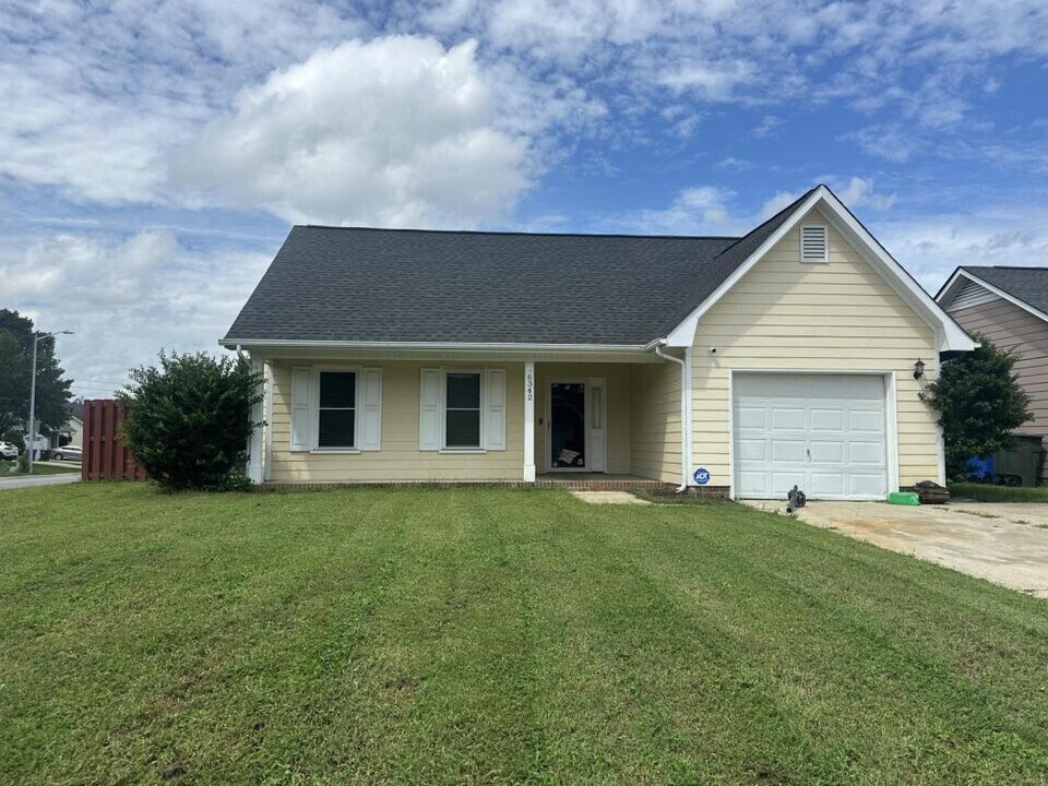 6342 Foxlake Dr in Fayetteville, NC - Building Photo