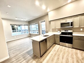 2330 Yakima Ct, Unit B401 in Tacoma, WA - Foto de edificio - Building Photo