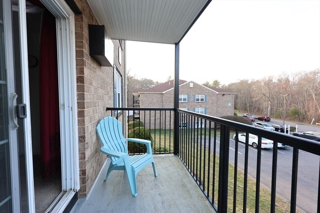 610 S Franklin St in Holbrook, MA - Foto de edificio - Building Photo