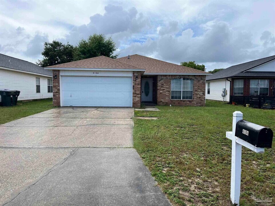 4104 Spinnaker Pl in Pensacola, FL - Building Photo