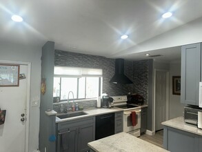 37 Mayfair Ln in Boynton Beach, FL - Foto de edificio - Building Photo
