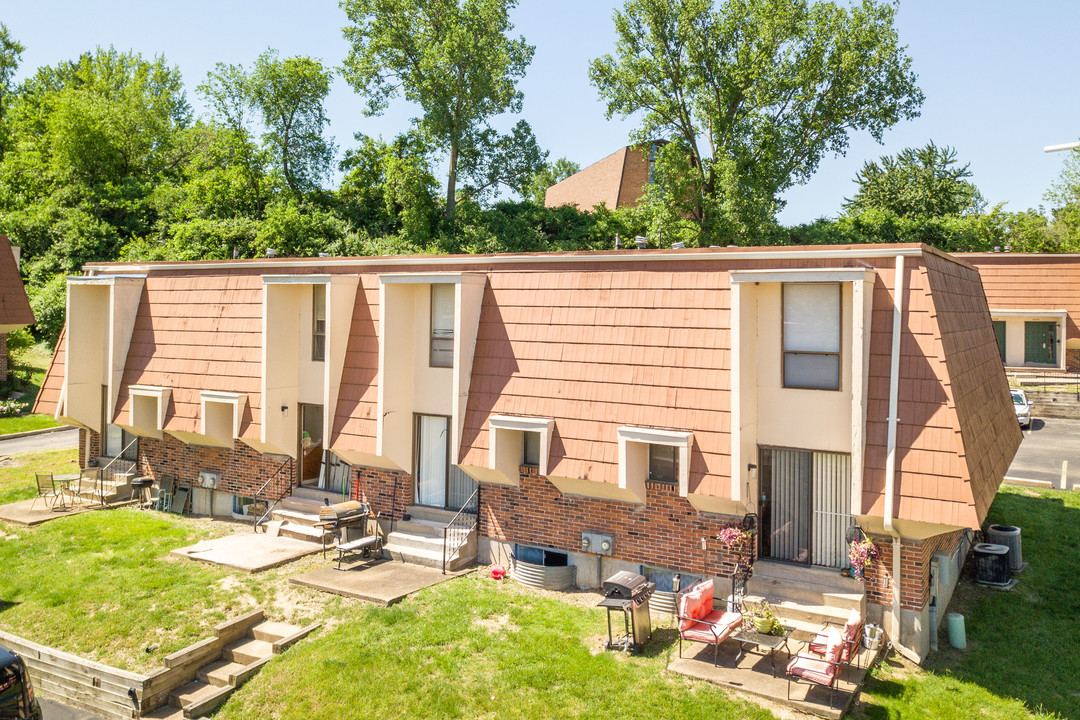 Chateau Du Mont Townhomes in Bridgeton, MO - Foto de edificio