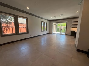 562 Wise Way in Pleasanton, CA - Foto de edificio - Building Photo