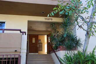 11270 Huston St in North Hollywood, CA - Foto de edificio - Building Photo