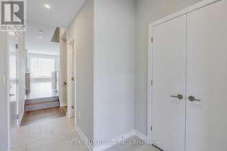1064 Kitigan Grove in Ottawa, ON - Building Photo - Building Photo