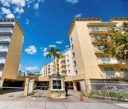 2415 NW 16th St Rd in Miami, FL - Building Photo - Building Photo