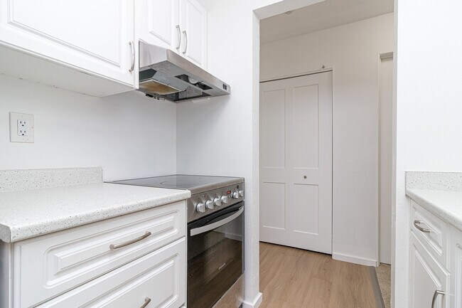 Skyline Apartments in Victoria, BC - Building Photo - Building Photo
