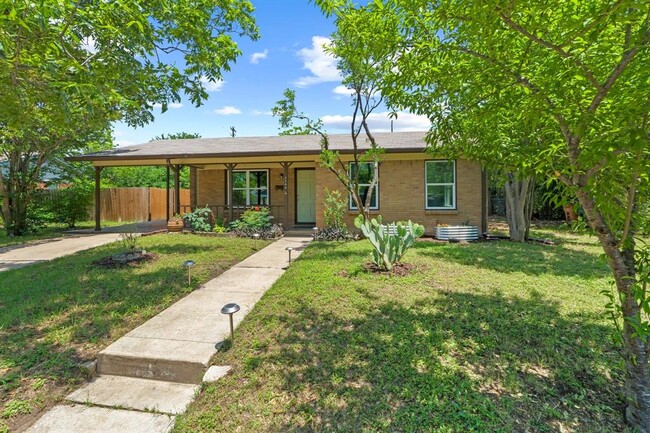 2204 Bristol Dr in Austin, TX - Building Photo - Building Photo