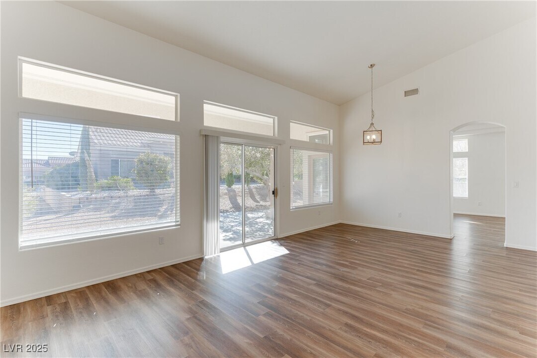 10729 Shackleton Dr in Las Vegas, NV - Building Photo