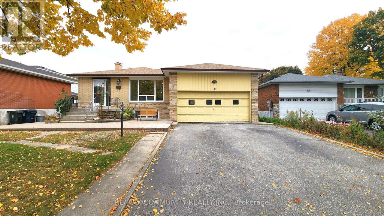 19 Purpledusk Trail in Toronto, ON - Building Photo