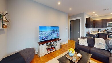 339 Dorchester St, Unit 2 in Boston, MA - Foto de edificio - Building Photo