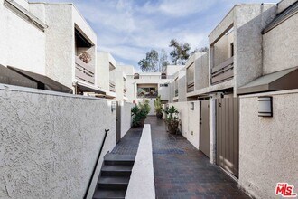 960 N San Vicente Blvd in West Hollywood, CA - Building Photo - Building Photo