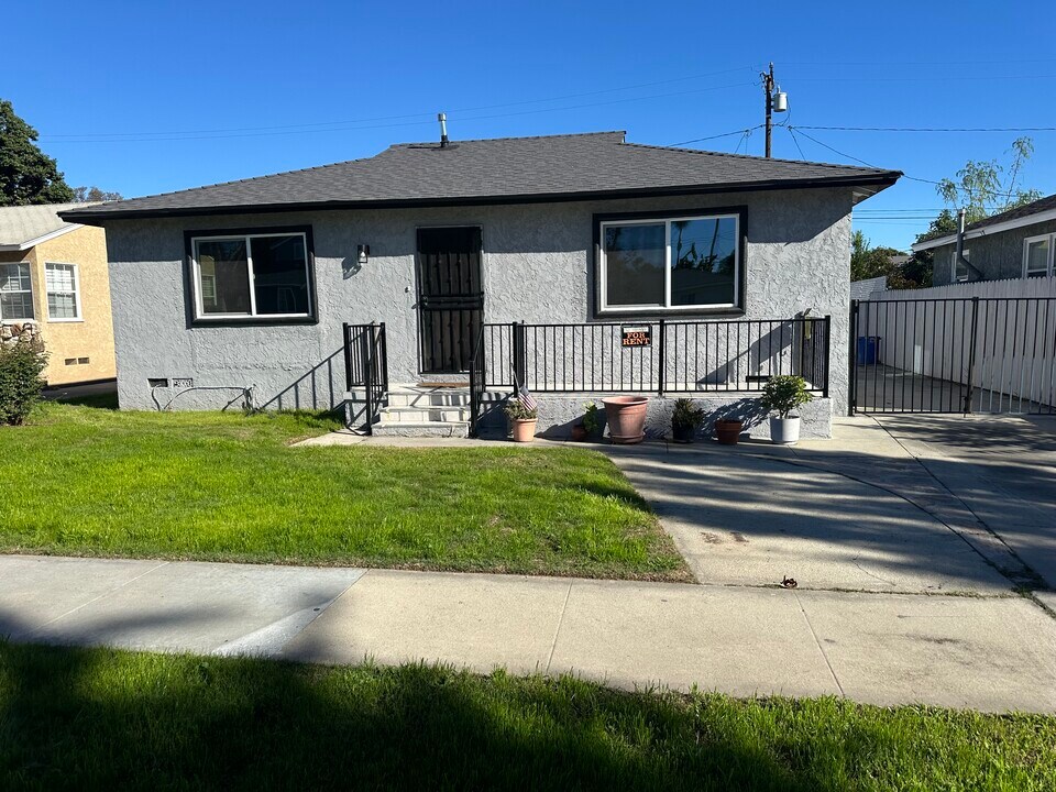 5832 Pennswood Ave in Lakewood, CA - Building Photo