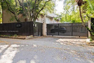 3028 Center St in Miami, FL - Building Photo