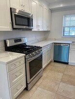 166 Lake Shore Rd, Unit 1L in Boston, MA - Building Photo