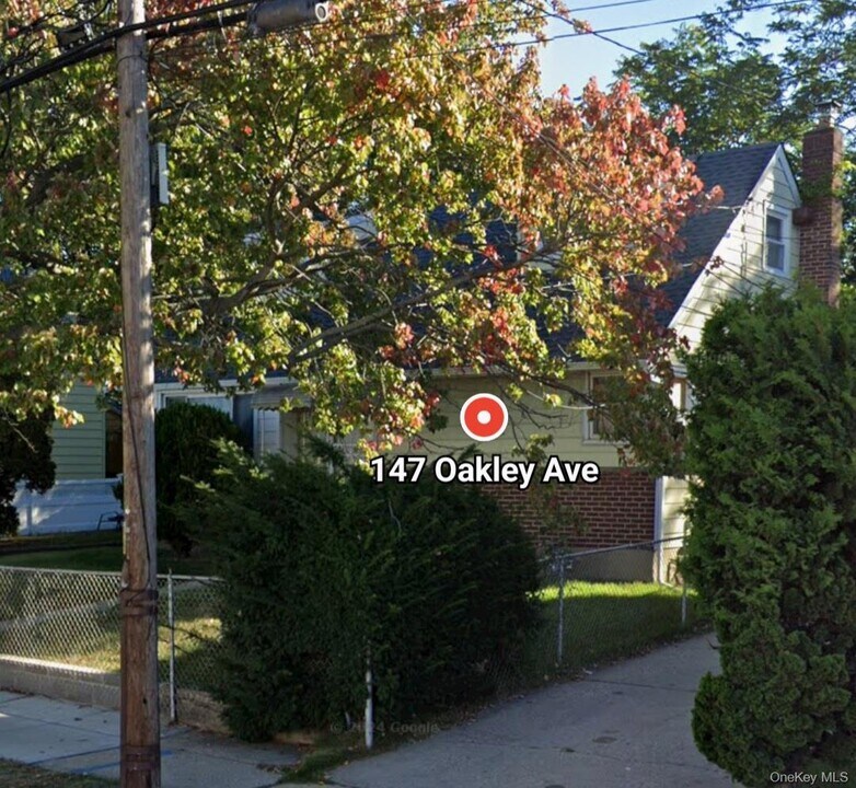 147 Oakley Ave in Elmont, NY - Building Photo