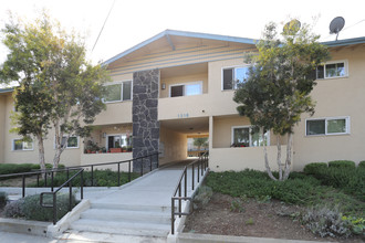 Santa Clara Apartments in Ventura, CA - Building Photo - Building Photo