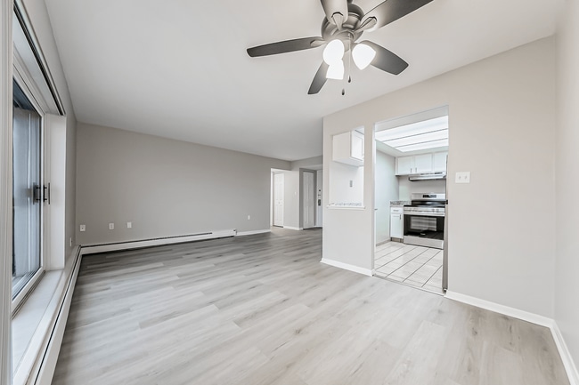 Clifton Park & Clifton House in Cleveland, OH - Foto de edificio - Building Photo