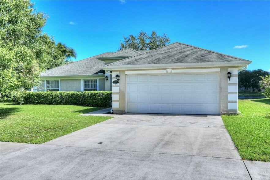 113 Drake Way in Sebastian, FL - Foto de edificio