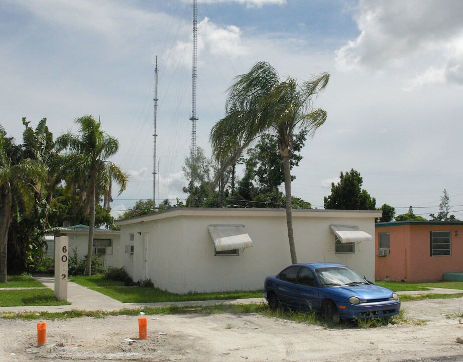 6012 SW 38th St in Miramar, FL - Building Photo