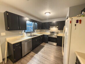 209 Pinoak Ct W in Crestview, FL - Building Photo - Building Photo