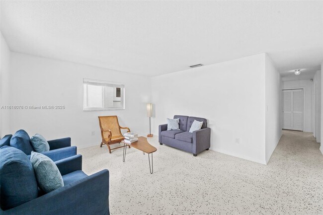5840 SW 42nd Terrace in Miami, FL - Foto de edificio - Building Photo