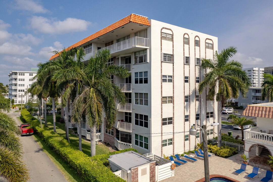 Goldenview Condominium in Hallandale Beach, FL - Building Photo