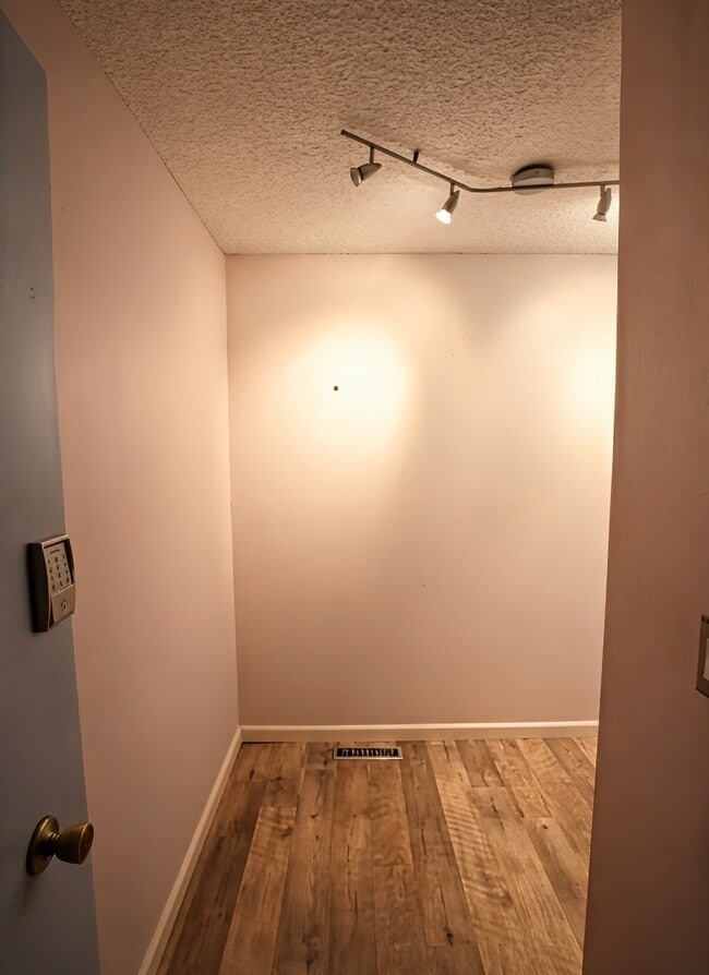 3711 26th Pl W, Unit 108 in Seattle, WA - Foto de edificio - Building Photo