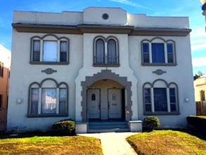 2826 S Bronson Ave in Los Angeles, CA - Foto de edificio - Building Photo