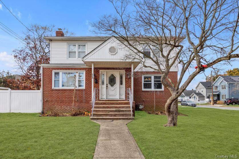 2492 Lefferts Pl in Bellmore, NY - Building Photo