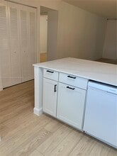 443 NE 195th St in Miami, FL - Foto de edificio - Building Photo