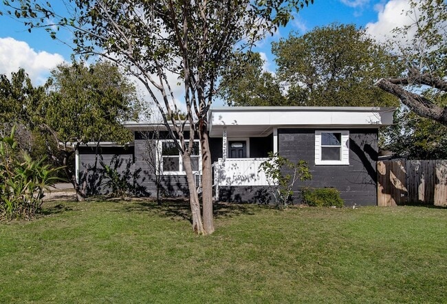 5524 Dartmouth Ave in River Oaks, TX - Foto de edificio - Building Photo