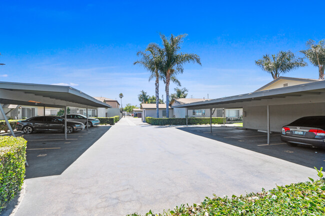 Washburn Villas in Downey, CA - Foto de edificio - Building Photo